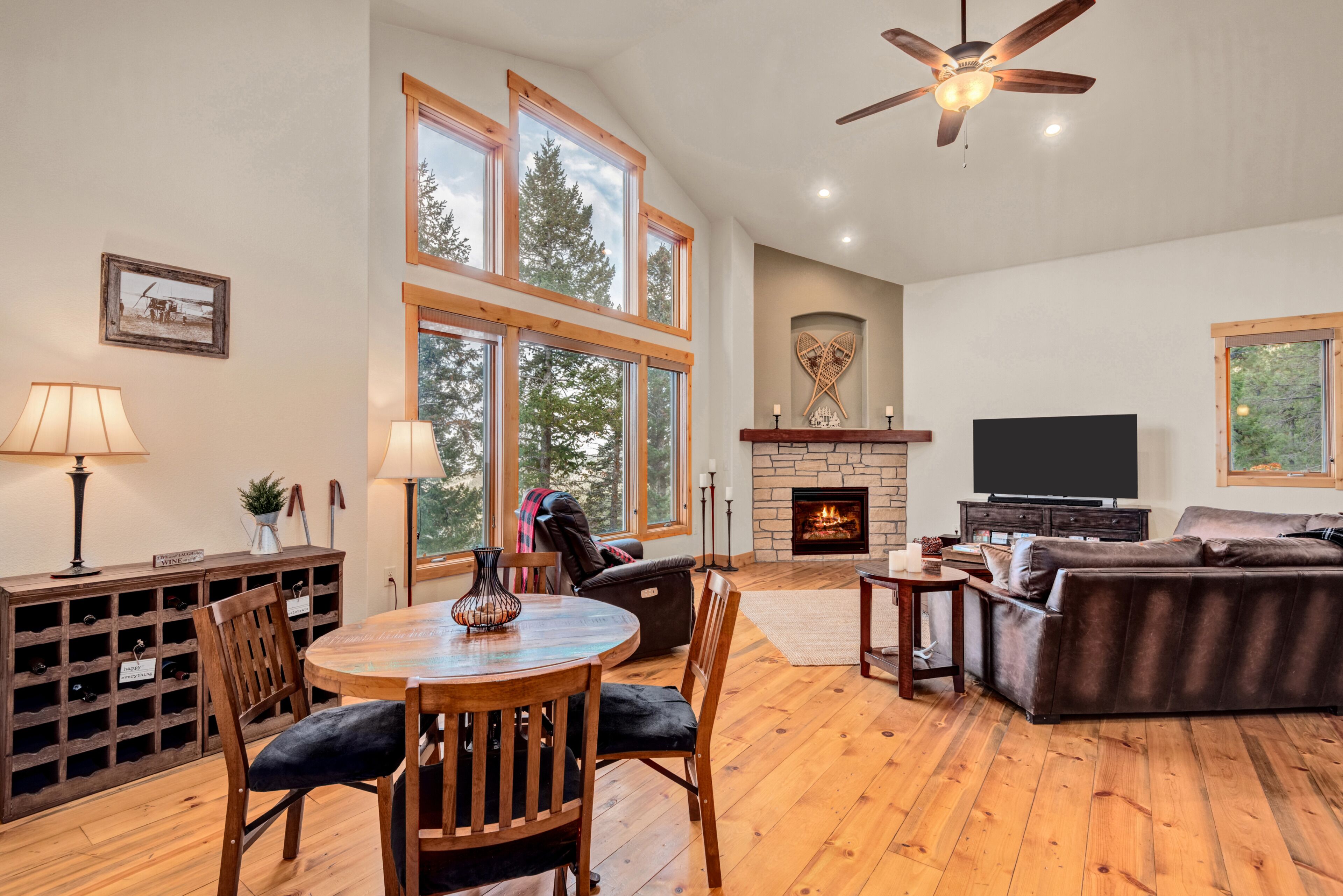 TV connectée, cheminée, table de tennis de table, chaîne hi-fi