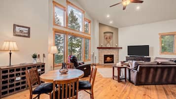 TV connectée, cheminée, table de tennis de table, chaîne hi-fi