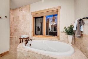 Combined shower/tub, jetted tub, hair dryer, towels