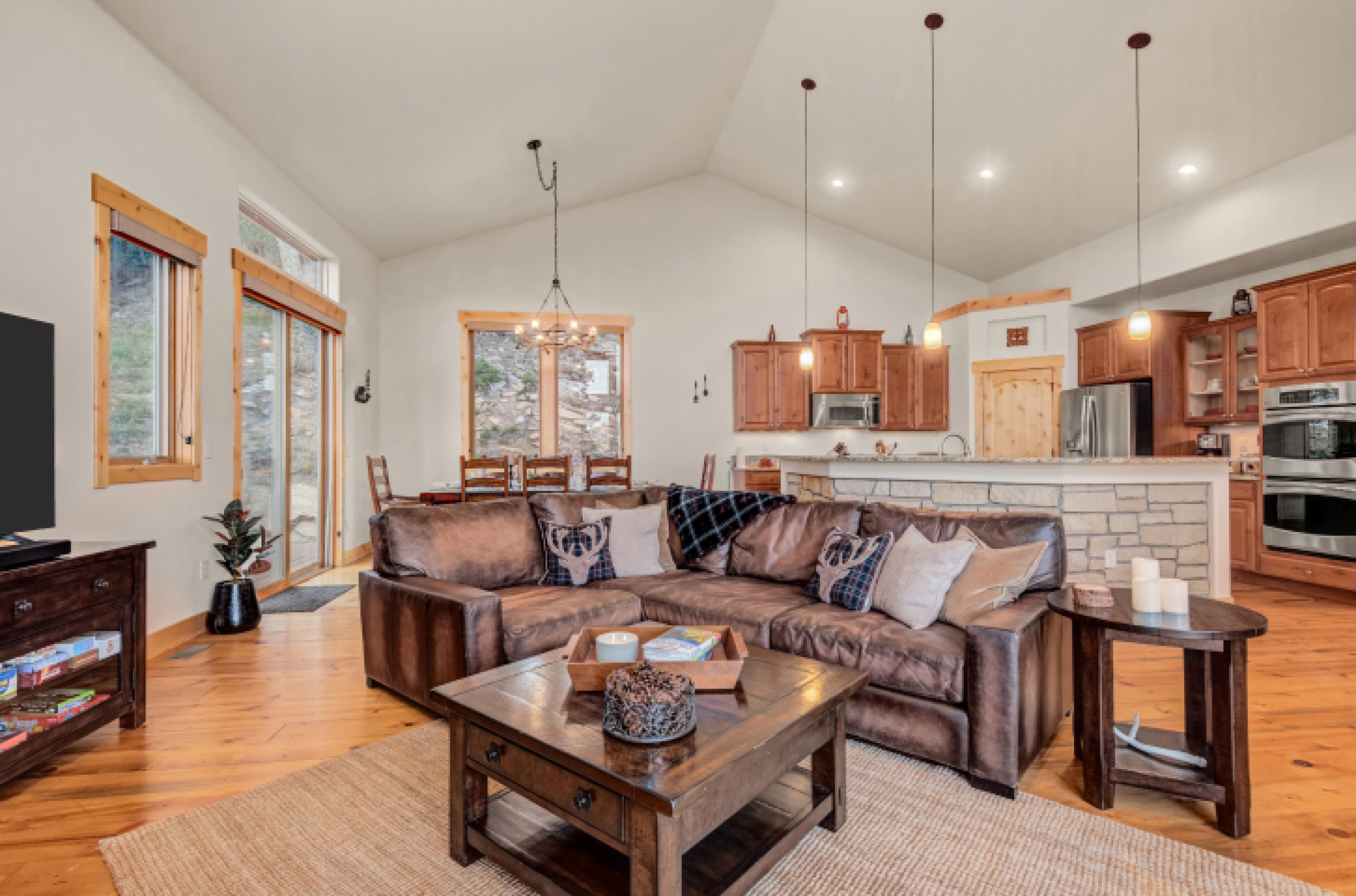 Smart TV, chimenea, tenis de mesa y estéreo 