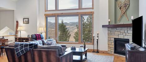 Smart TV, fireplace, ping pong, stereo