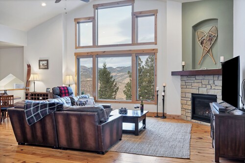 VIEWS! Mountain Cabin w/ Saltwater HotTub. Close to SKI Resorts & Red Rocks