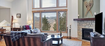 VIEWS! Mountain Cabin w/ Saltwater HotTub. Close to SKI Resorts & Red Rocks