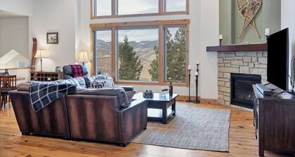 VIEWS! Mountain Cabin w/ Saltwater HotTub. Close to SKI Resorts & Red Rocks