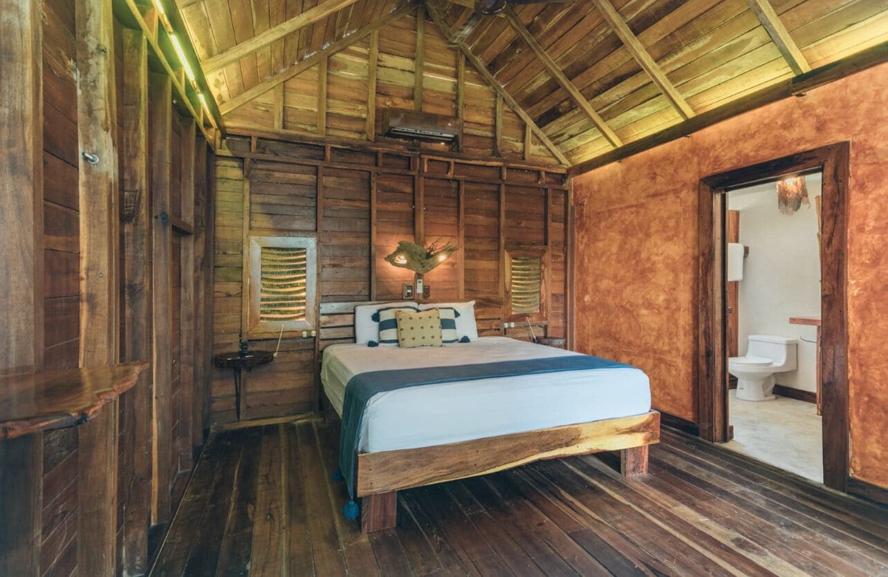 Skrivebord for bærbar PC, wi-fi (inkludert) og sengetøy