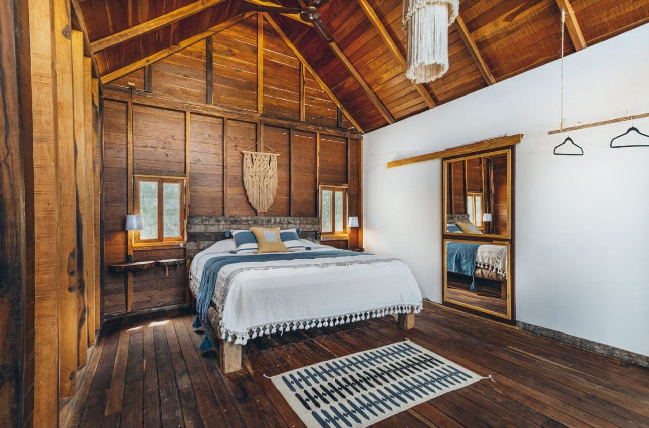 Skrivebord for bærbar PC, wi-fi (inkludert) og sengetøy