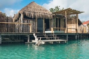 Espacio para trabajar con laptop, wifi gratis y ropa de cama