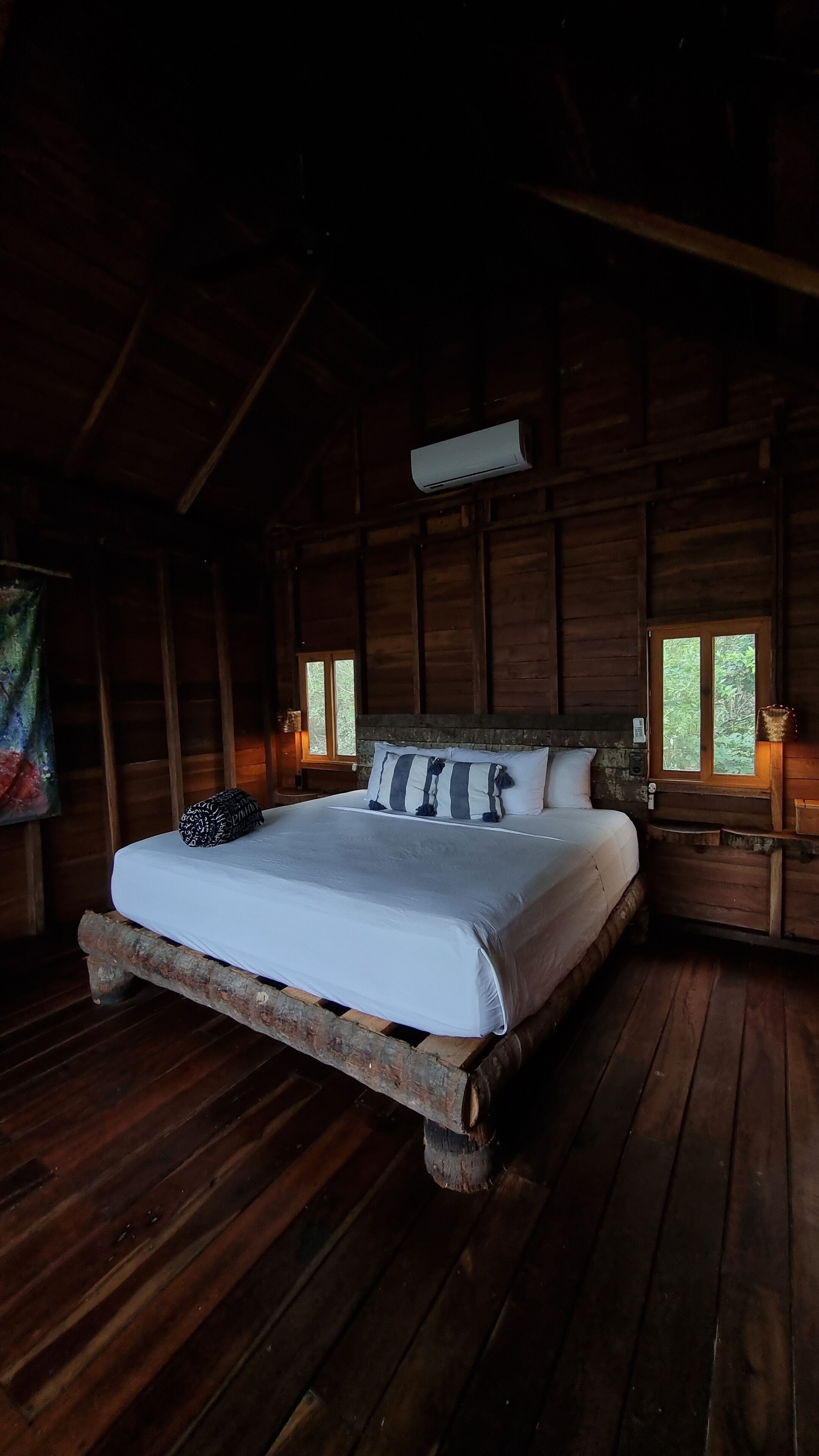 Espaço de trabalho para notebook, Wi-Fi de cortesia, roupa de cama