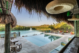 Una piscina al aire libre