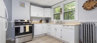 Classic Boutique Farmhouse - Walk to Town - Historic Charm
