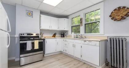 Classic Boutique Farmhouse - Walk to Town - Historic Charm