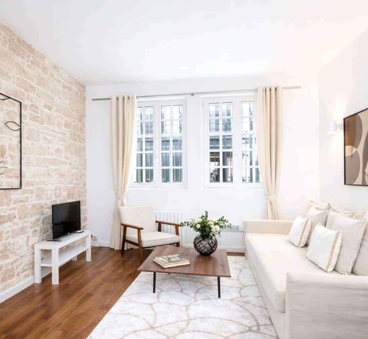 Televisión y oficina 