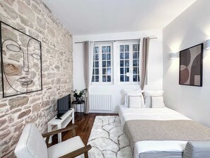 Iron/ironing board, travel cot, WiFi, bed sheets