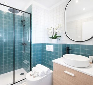 تجهيزات دش، مجففات شعر، مناشف، صابون