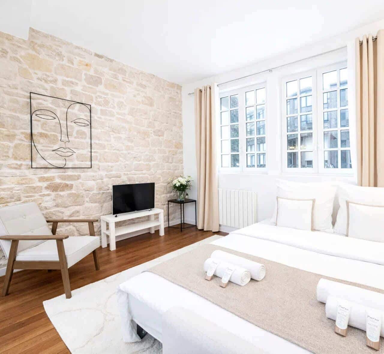 Ferros/tábuas de passar roupa, berço de viagem, Wi-Fi, roupa de cama