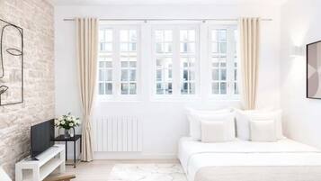 Iron/ironing board, travel crib, WiFi, bed sheets