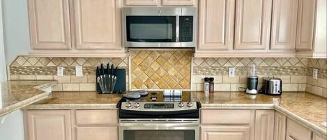 Refrigerador, microondas, horno, placa de cocina