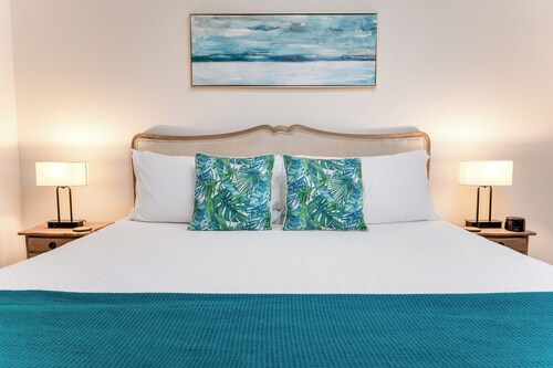 Be A Nomad | Beach Studio Half Block to Ocean | Jacksonville Beach Escape