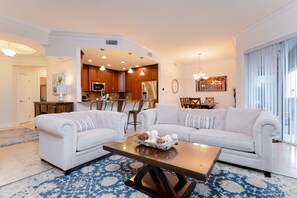 Living area - Beach apartment ★ 1 block to the ocean ★ 1GB wifi (Jacksonville Beach)