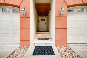 Exterior - Beach apartment ★ 1 block to the ocean ★ 1GB wifi (Jacksonville Beach)