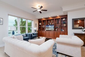 Living area - Beach apartment ★ 1 block to the ocean ★ 1GB wifi (Jacksonville Beach)