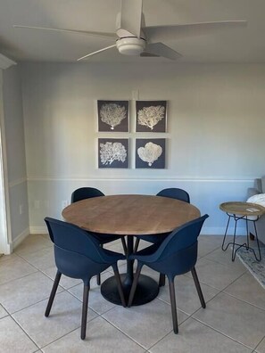 Dining - Be A Nomad | Jacksonville Beach Townhome | 100 Yards to Shore | 2BR | Sleeps 4 (Jacksonville Beach)