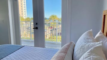 2 Schlafzimmer, Betten mit Memory-Foam-Matratzen, Bügeleisen/Bügelbrett