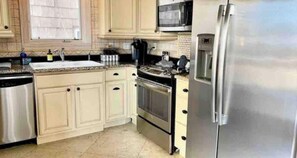 Jääkaappi, mikroaaltouuni, uuni, liesi