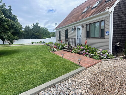 Peaceful and Relaxing Cape Cod Ranch located 7 Min. from the Beach.