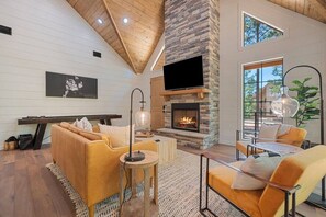 TV, caminetto, tavolo da calcetto, impianto stereo