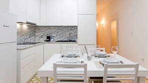 Frigorífico, microondas, horno y placa de cocina