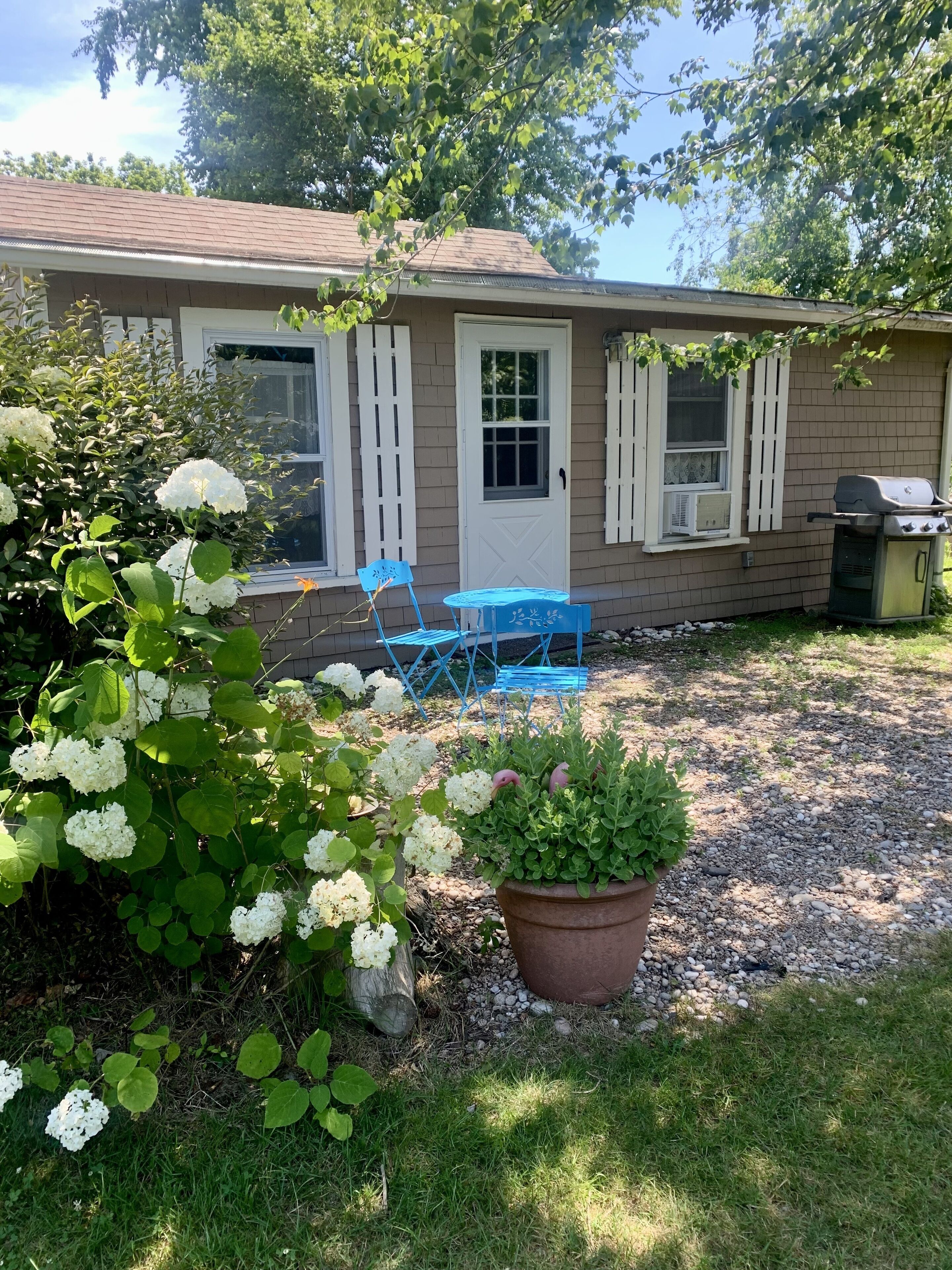 Quaint Guest Cottage - with PRIVATE parking pass to the Beach