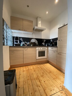 雪櫃、微波爐、焗爐、爐具