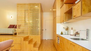 Une cuisine compacte avec des meubles en bois, une cuisinière encastrée et un évier.