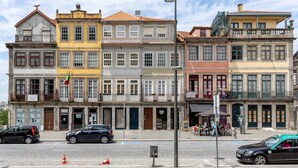 Une rangée de bâtiments historiques à étages multiples, dotés de balcons et présentant une architecture européenne traditionnelle.