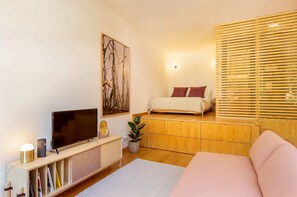 Tabla de planchar con plancha, wifi y ropa de cama