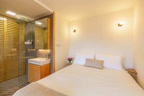 Tabla de planchar con plancha, wifi, ropa de cama