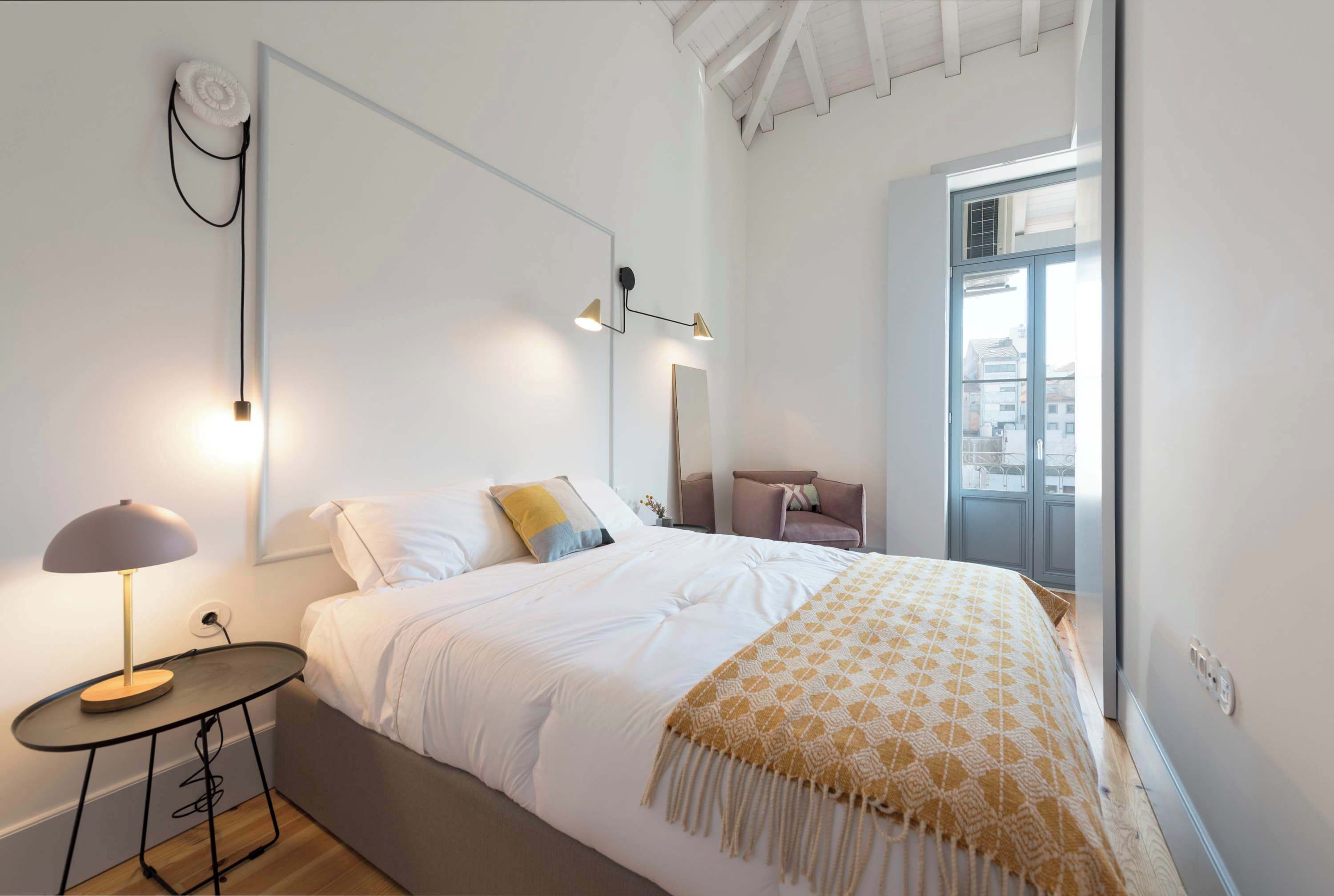 2 habitaciones, tabla de planchar con plancha y cuna de viaje 