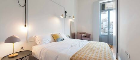 2 habitaciones, tabla de planchar con plancha y cuna de viaje