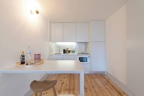 Refrigerador, microondas, parrilla de estufa y cafetera y tetera 