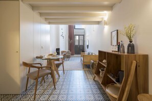 Interior - Tripas-Coração: Taipas - Ground Floor Mezzanine (Porto)