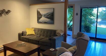 Cozy suite minutes from the ocean on Bowen Island