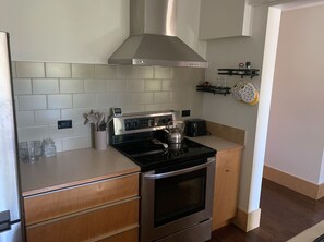 Fridge, microwave, oven, stovetop - Cozy suite minutes from the ocean on Bowen Island (Bowen Island)
