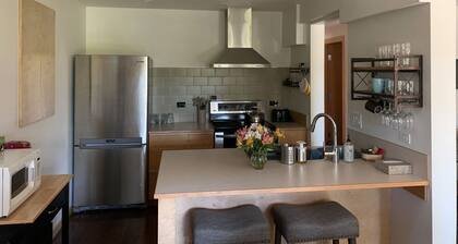 Cozy suite minutes from the ocean on Bowen Island