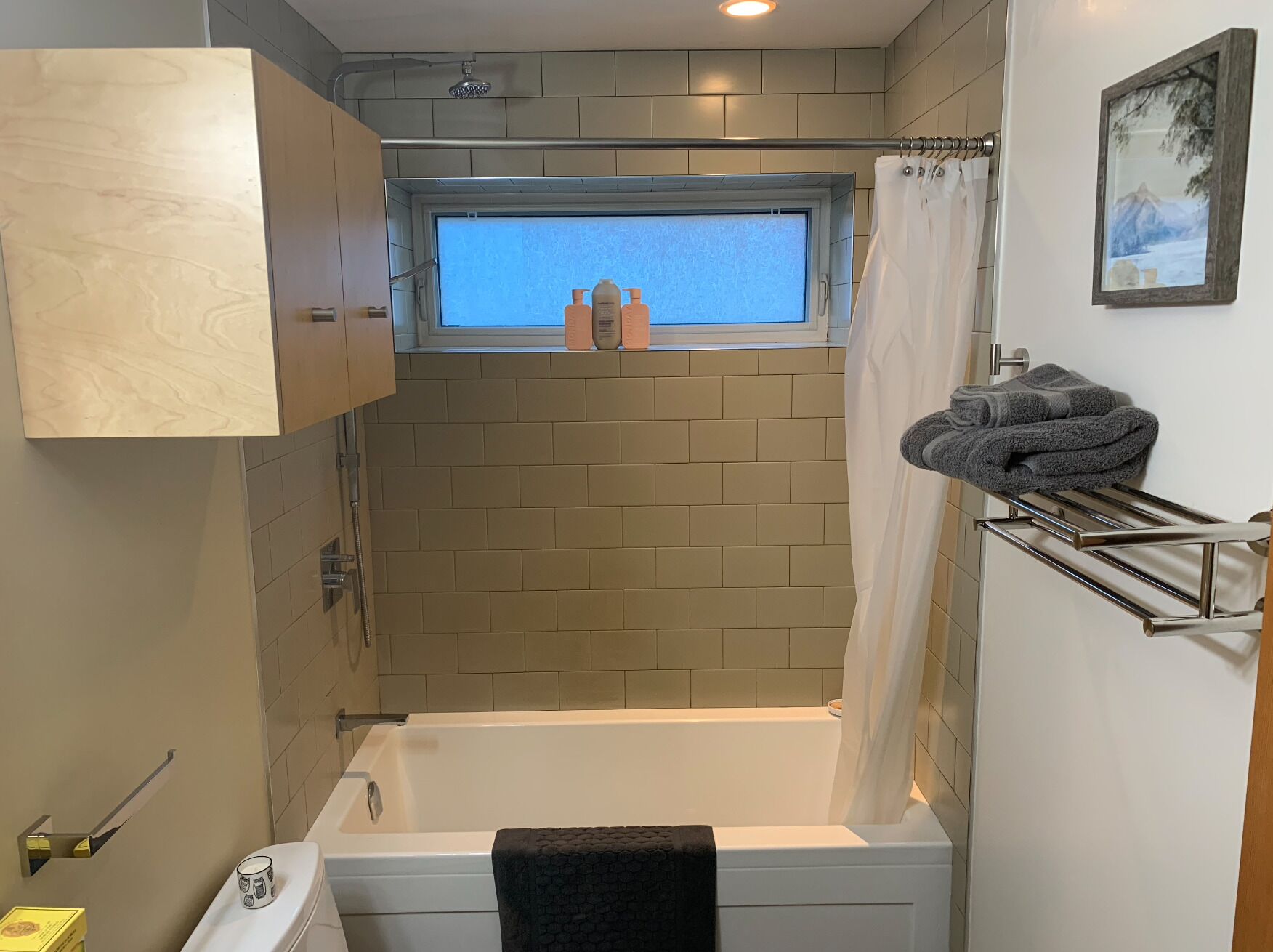 浴槽、ヘアドライヤー、タオル、石鹸