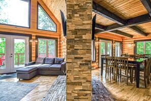 Télévision, cheminée, jeux vidéo, baby-foot