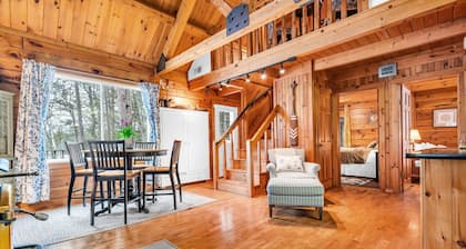 Sunday River Lakefront Grand Cabin, Sleeps 20, Hot tub, fire pit, pets welcome