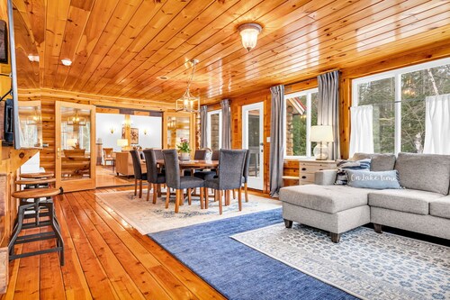 Sunday River Lakefront Grand Cabin, Sleeps 20, Hot tub, fire pit, pets welcome