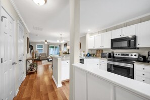 Fridge, microwave, oven, stovetop - Stylish 2-Bed townhouse (Raleigh)