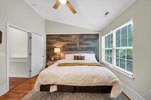 2 bedrooms, desk, iron/ironing board, travel crib - Stylish 2-Bed townhouse (Raleigh)